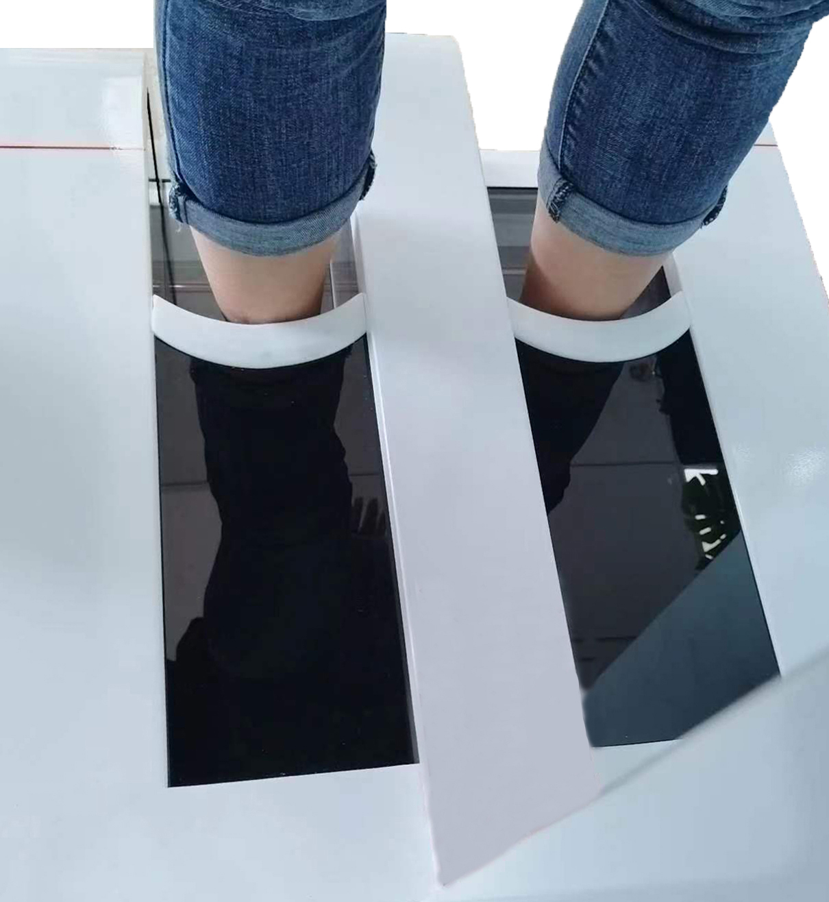 三维足部扫描仪可以在医疗领域中的多个方面进行应用，  以下介绍几种常见的应用：  1. 足部疾病诊断和治疗。三维足部扫描仪可以通过扫描足部并生成高精度的三维模型，帮助医生全面了解患者的足部状况，并进行